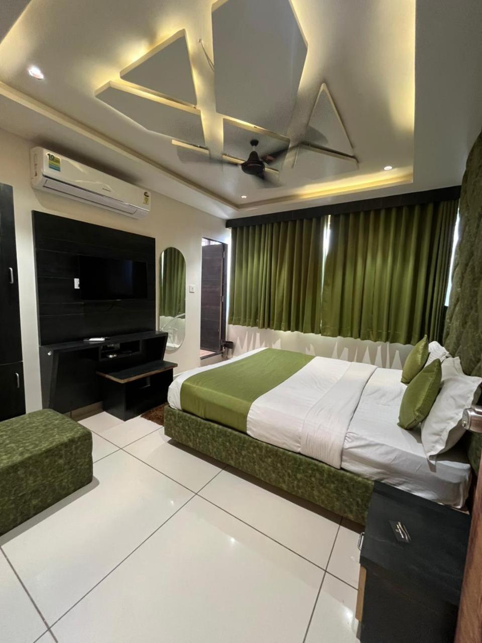 Prime View Hotel Ахмедабад Стая снимка