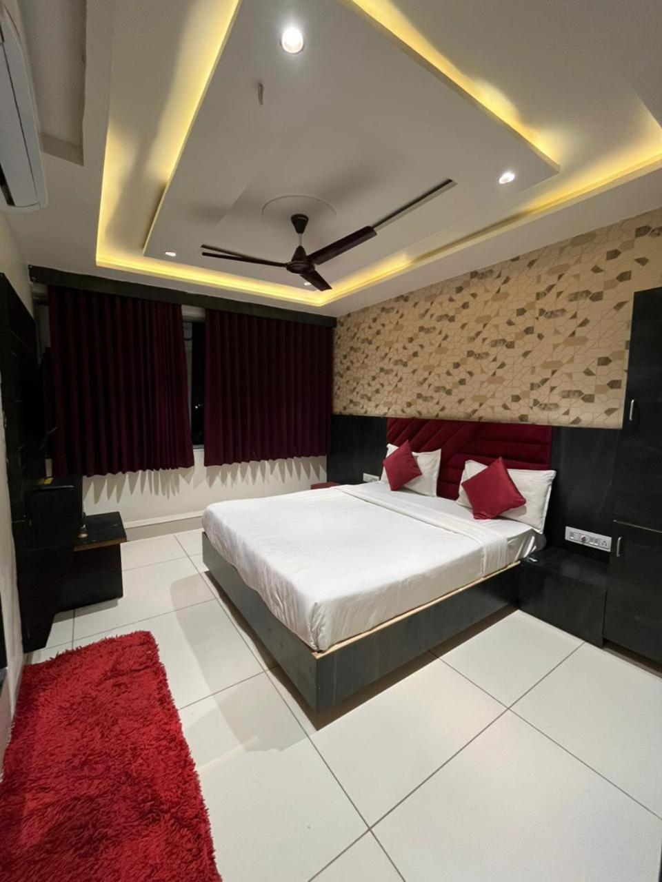 Prime View Hotel Ахмедабад Стая снимка