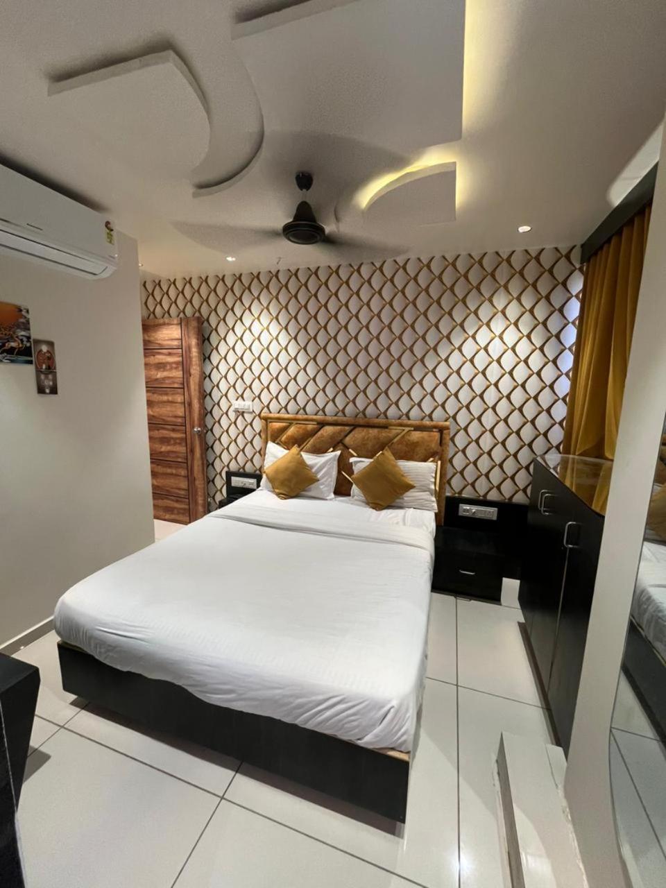 Prime View Hotel Ахмедабад Стая снимка