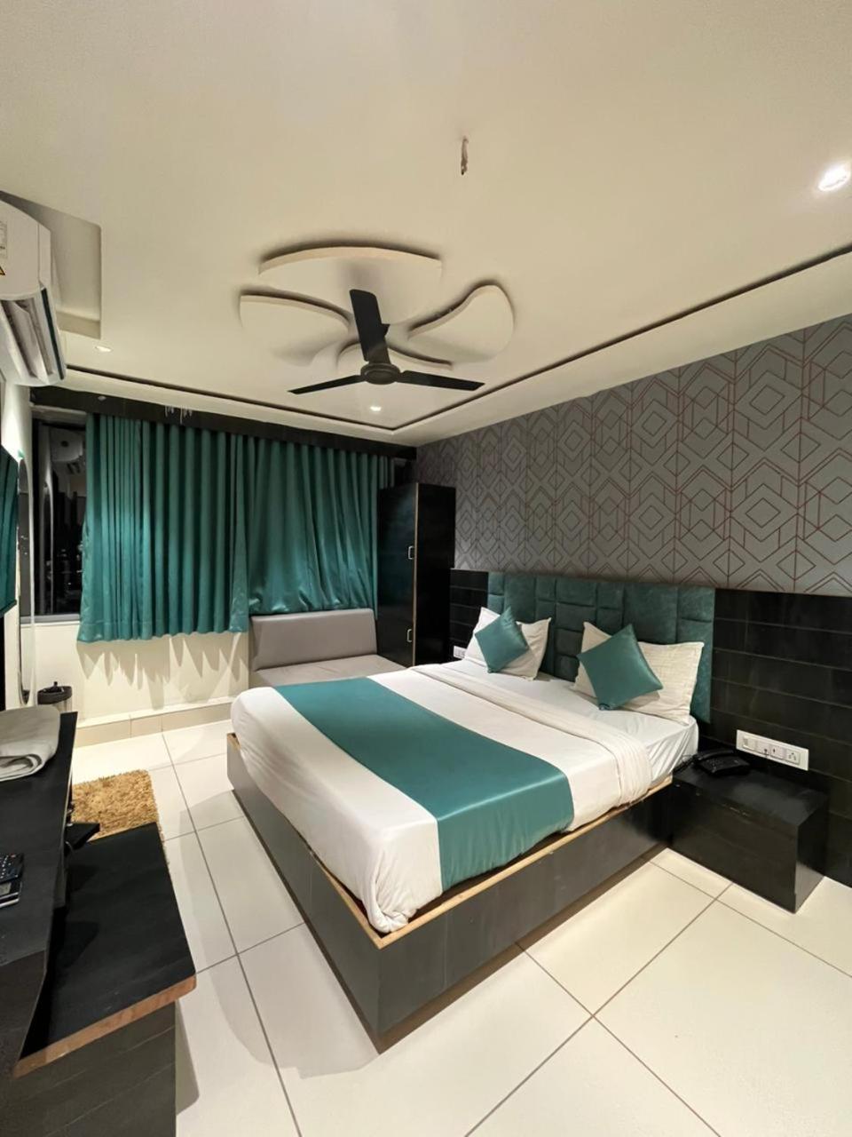 Prime View Hotel Ахмедабад Стая снимка