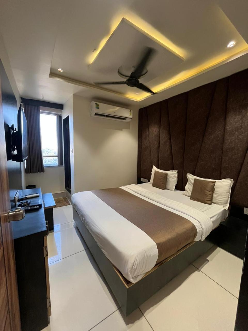Prime View Hotel Ахмедабад Екстериор снимка